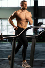 Obraz premium Male athlete running on a treadmill