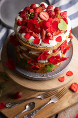Obraz na płótnie Canvas beautiful biscuit cake with strawberries