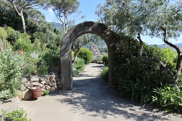 Forio - Sentiero verso la Roccia di Sir William ai Giardini La Mortella