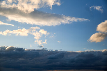 Naklejka premium Dark rain clouds in the evening sky. Dramatic sky with an coming cloudy cyclone of bad weather