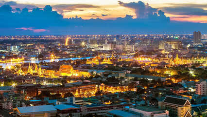 Obraz premium Grand Palace with the river at Dusk (Bangkok, Thailand)
