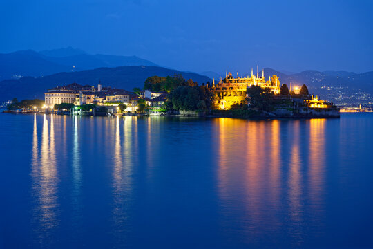 Vue nocturne d'Isla Bella sur le lac majeur