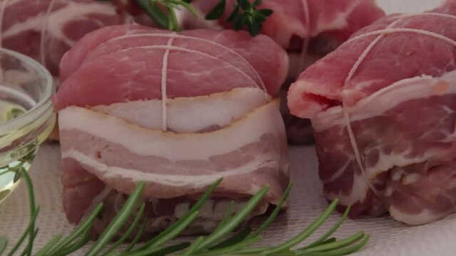 paupiettes de porc cru &agrave; l'huile et aux romarin dans une assiette 