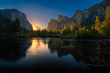 Fototapeta na wymiar Sunrise over Yosemite Valley.
