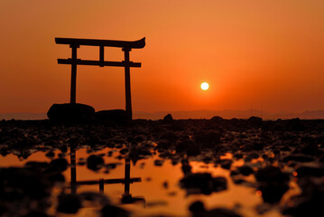 大魚神社の海中鳥居と日の出