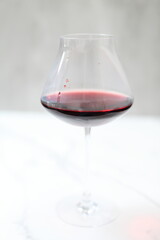 赤ワインが入ったワイングラス