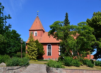 Fototapeta na wymiar Historische Kirche im Frühling in der Stadt Kirchlinteln, Niedersachsen