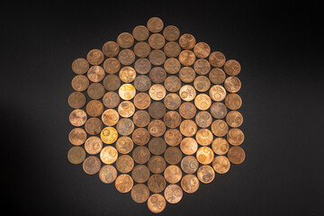 5 Cent Euro Kupfer Münzen vor schwarzem Hintergrund