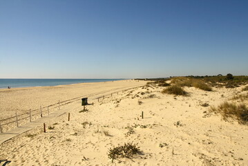 La grande plage de sable fin de Manta Rota, petit village balnéaire portugais dans la région de l'Algarve