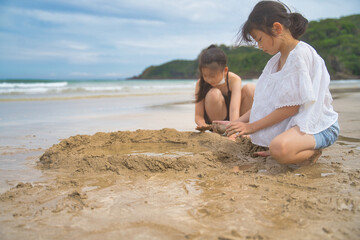 海で遊ぶ子供