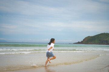 Fototapeta premium 海で遊ぶ子供