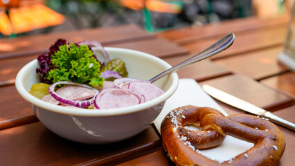 Bayrischer Wurstsalat im schönen Biergartenn