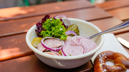 Bayrischer Wurstsalat im schönen Biergartenn