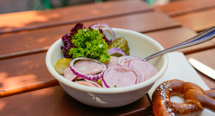Bayrischer Wurstsalat im schönen Biergartenn