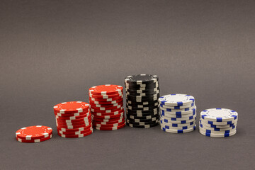 Stapel schwarzer, weißer und roter Pokerchips