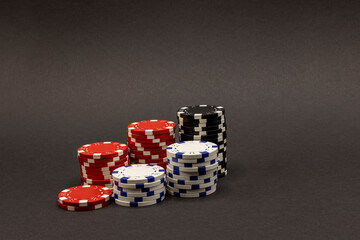 Stapel schwarzer, weißer und roter Pokerchips