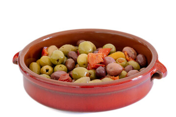 olives marinés dans un plat sur un fond blanc