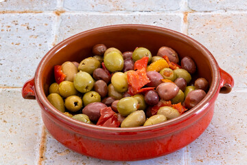 olives marinés dans un plat 