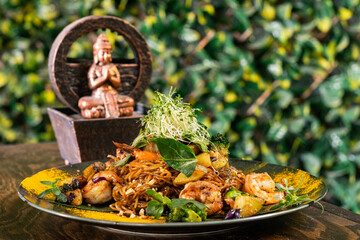Fideos thai con camarones y vegetales 