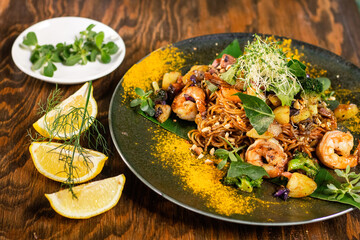 Camarones con fideos tailandeses 