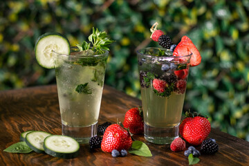 Mojito de pepino y mojito de frutos rojos 