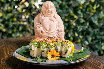 Sushi con estatua de buda 