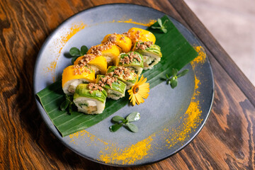 sushi de mango y aguacate 