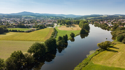 Nittenau in der Oberpfalz Bayern mit Fluss Regen und Blick auf den Jugendberg