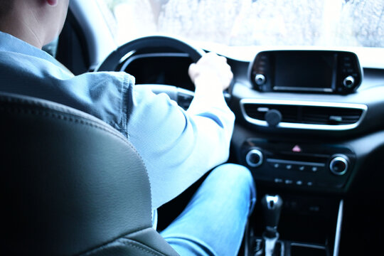 Hombre latino conduciendo su auto mientras llueve. Hombre de negocios manejando hacia su trabajo.