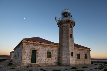 Fototapeta na wymiar Faro de Punta Nati, Bufadors, costa Norte de Menorca creca de Ciutadella, al atardecer. Islas Baleares, España