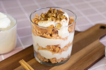 Vaso con yogur y nueces 