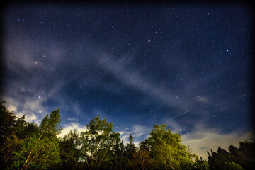 Obraz na płótnie Canvas 標高1600ｍの乗鞍高原で、天然のプラネタリウムのような満天の星空の撮影にチャレンジ