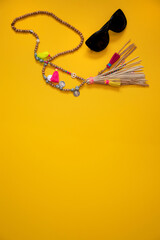 Collier de vacances sur fond jaune pour l'été