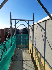 Ponteggio con la rete di protezione per un cantiere edile - rifacimento della facciata del condominio