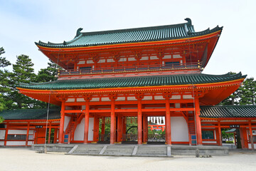 初夏に京都平安神宮應天門から大鳥居を望む