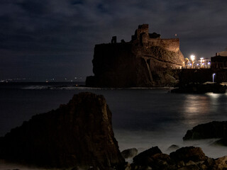 Acicastello di notte