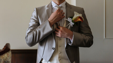 タキシード姿の新郎　ネクタイを締める　結婚式