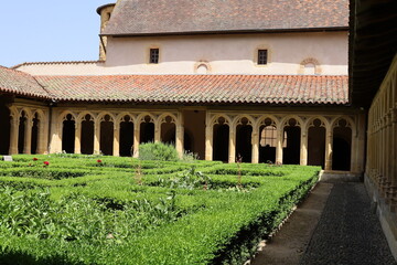 Obraz premium Le cloitre de l'abbaye bénédictine Saint Fortuné de Charlieu, ville de Charlieu, département de la Loire, France