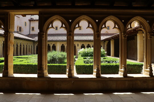 Le cloitre de l'abbaye b&eacute;n&eacute;dictine Saint Fortun&eacute; de Charlieu, ville de Charlieu, d&eacute;partement de la Loire, France