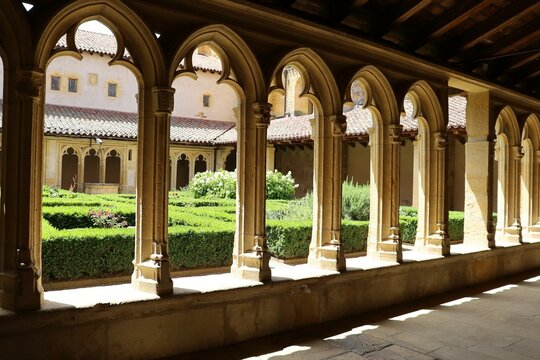 Le cloitre de l'abbaye b&eacute;n&eacute;dictine Saint Fortun&eacute; de Charlieu, ville de Charlieu, d&eacute;partement de la Loire, France