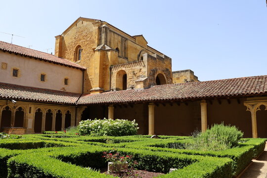 Le cloitre de l'abbaye b&eacute;n&eacute;dictine Saint Fortun&eacute; de Charlieu, ville de Charlieu, d&eacute;partement de la Loire, France