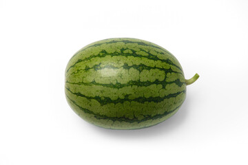 Melancia alongada fresca recém colhida em composição isolada em fundo branco
