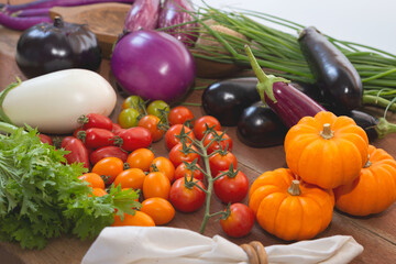 Salada de vegetais fresca recém colhida em composição isolada em fundo branco
