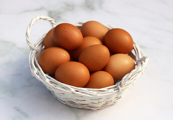 Ein Korb mit braunen Hühnereiern.