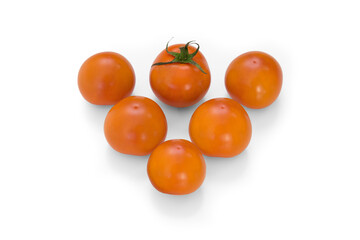 Tomate laranja fresco recém colhido em composição isolado em fundo branco