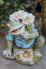 garden frog figurine