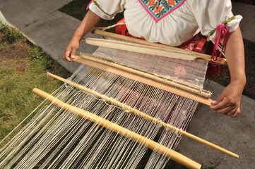 tejiendo ayate con fibra de penca de maguey en telar de cintura valle del mezquital hidalgo México 