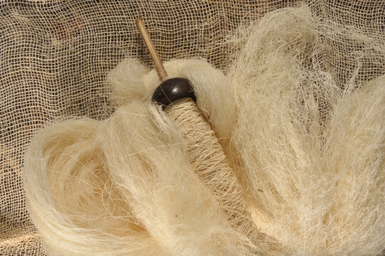 hilo fibra y pieza tejida de penca de maguey con su malacate valle del mezquital hidalgo mexico 