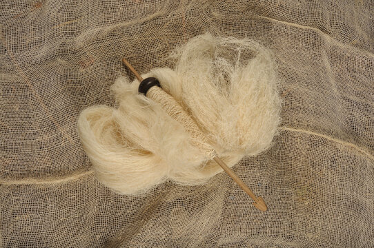 hilo fibra y pieza tejida de penca de maguey con su malacate valle del mezquital hidalgo mexico 