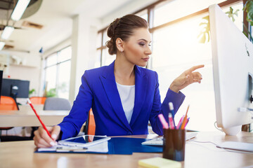 
Beautiful business woman in the interior in the process of work